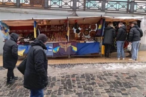 Представники влади провели рейд Андріївським узвозом через скарги на стихійну торгівлю