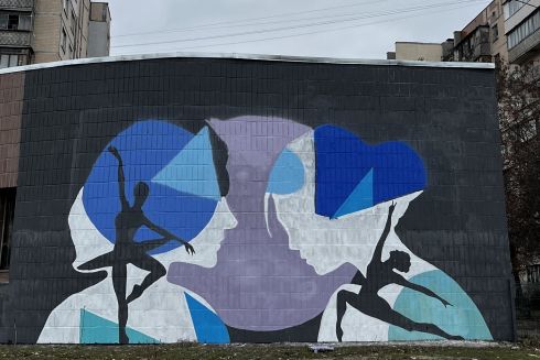 Художниця Фуллен знову почала малювати мурал на модерністській будівлі