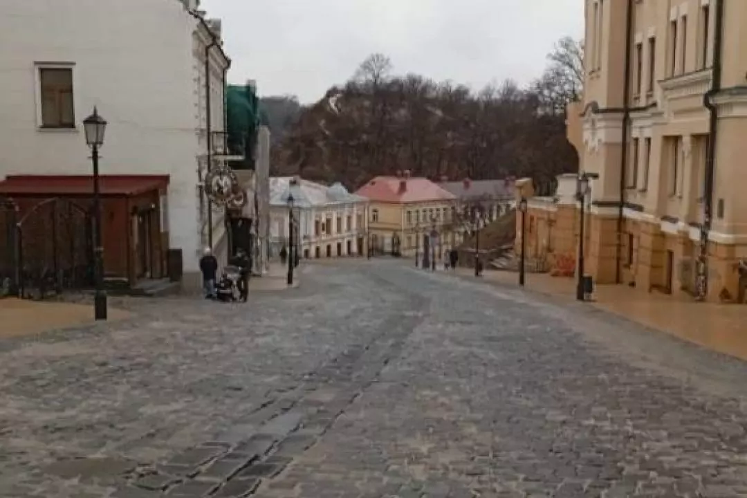 На Андріївському узвозі прибрали стихійну торгівлю