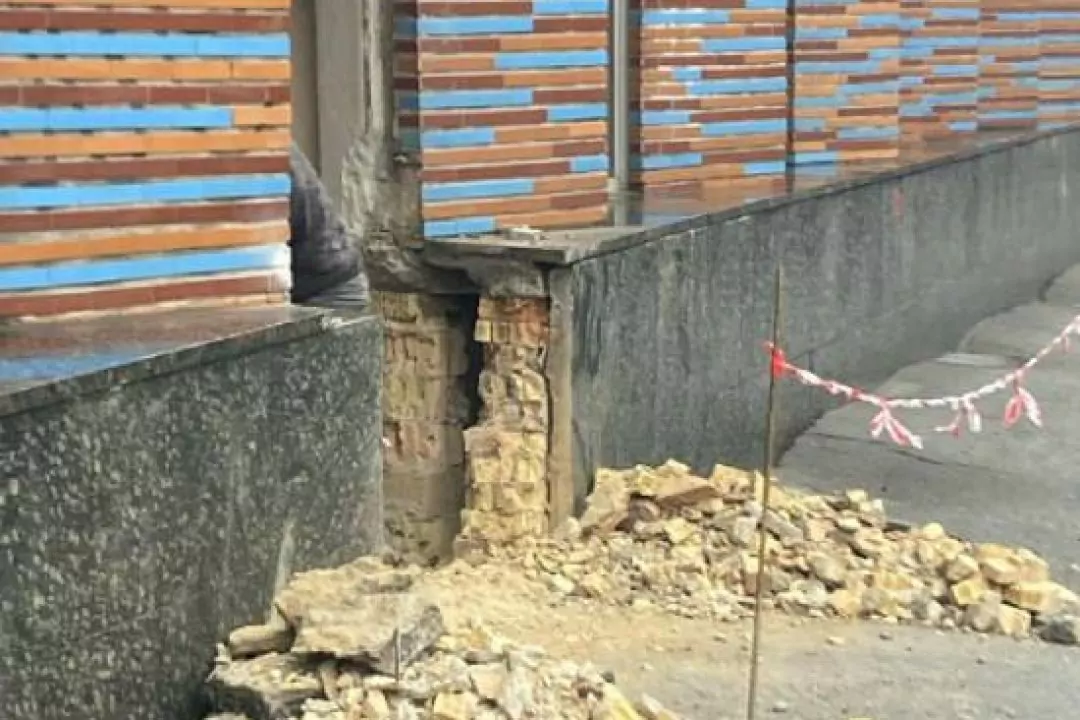 У київському Будинку художника пробили новий вхід і встановили пластикові двері: фото