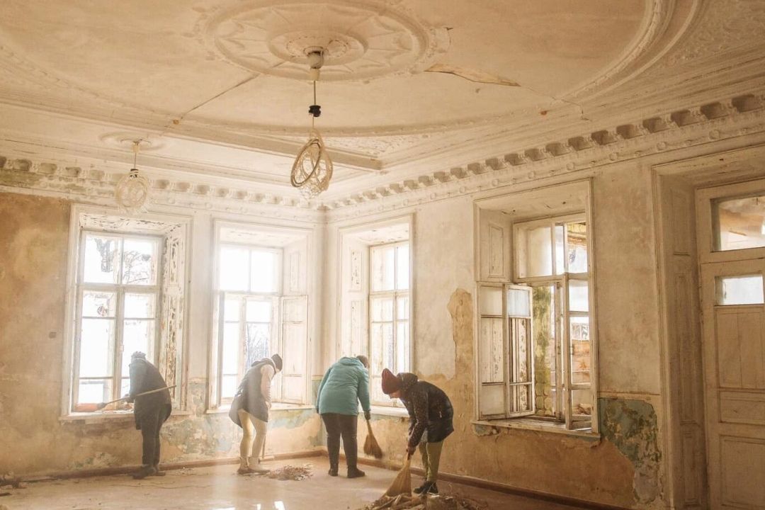 Волонтери приводять до ладу занедбаний палац на Вінничині – він може стати туристичним магнітом