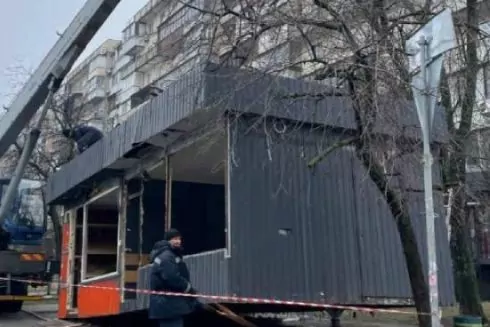 Під час знесення МАФів комунальники знайшли місце зимівлі їжаків: тепер демонтажі контролюватимуть ветеринари