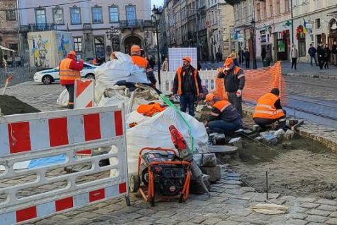 На площі Ринок у Львові продовжують замінювати бруківку: фото