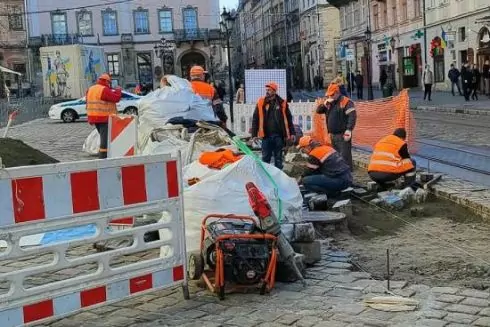 На площі Ринок у Львові продовжують замінювати бруківку: фото