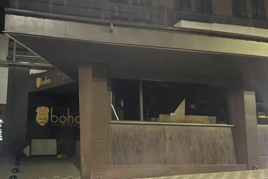 Літній майданчик ресторану Boho, який займав увесь тротуар, почали демонтувати