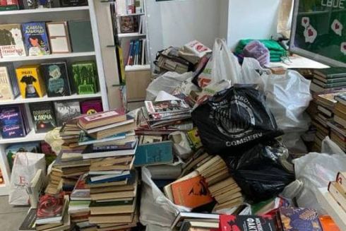 Кияни зібрали на пікап для ППО, здавши російськомовні книжки на макулатуру