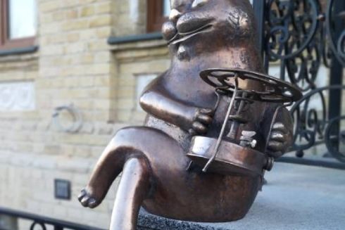 На Андріївський узвіз повернулася скульптура Кота Бегемота