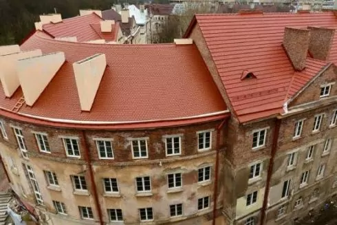 У Львові завершують відновлення будинку, який постраждав внаслідок обстрілів