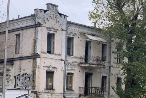 Забудовник закрив дах над "Будинком з комахами", але почав споруджувати поруч новий бетонний моноліт