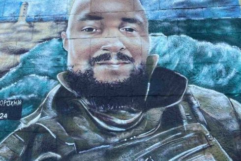 На Поштовій Площі з'явився мурал на честь загиблого на війні Олександра "Моряка" Задорожнього