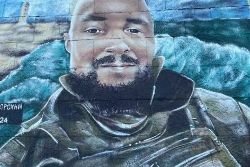 На Поштовій Площі з'явився мурал на честь загиблого на війні Олександра "Моряка" Задорожнього