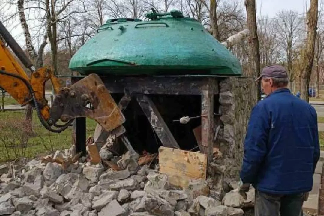 На Святошині демонтували радянський танк