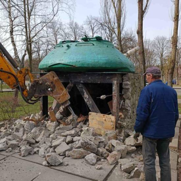 На Святошині демонтували радянський танк