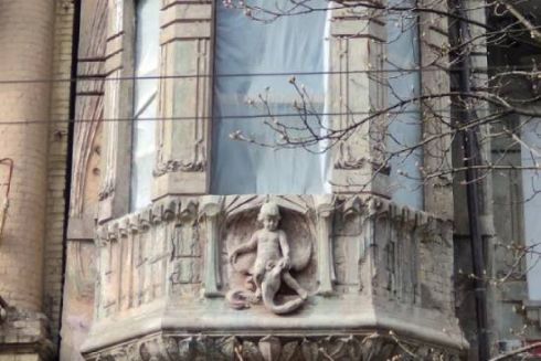 Фото дня: З Будинку зі зміями прибрали риштування