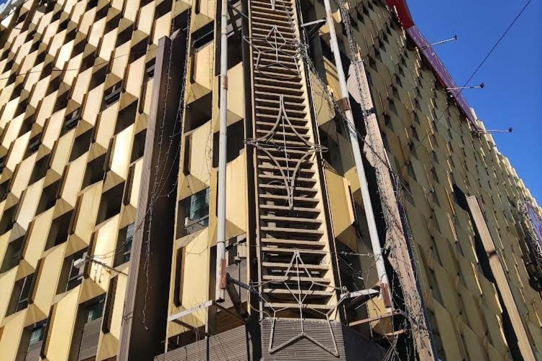 З "Дитячого світу" демонтували рекламну вивіску розміром із 5-поверховий будинок