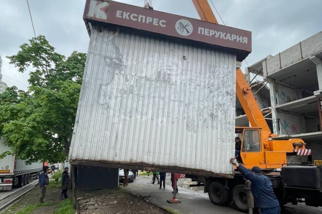 На Оболоні розпочався демонтаж 50 МАФів: що буде на їхньому місці