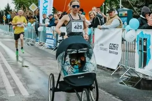 Українка підкорила рекорд Гіннеса у бігу з візочком на 10 км