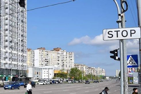 Біля станції метро “Харківська” запрацював безбар’єрний світлофор: фото