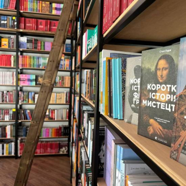 “Без консультантів та охорони”: засновник книгарень ReadEat відкриває у Києві книжковий корнер