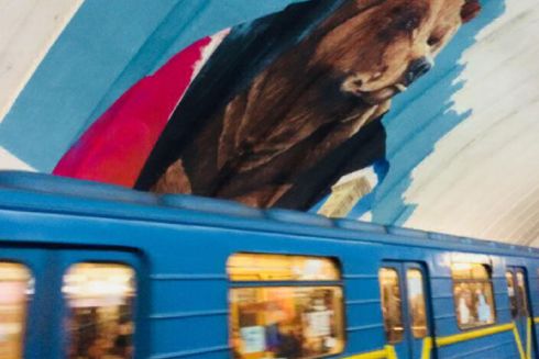 Що малюють у вестибюлі метро «Осокорки»