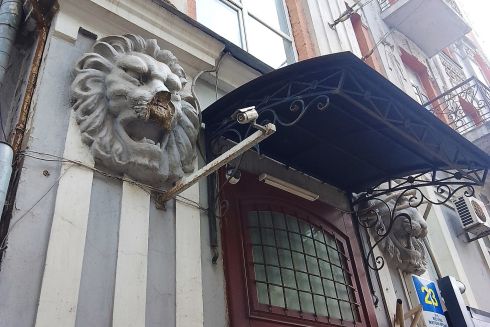 На Великій Житомирській пошкоджено скульптуру лева на "будинку з левами"