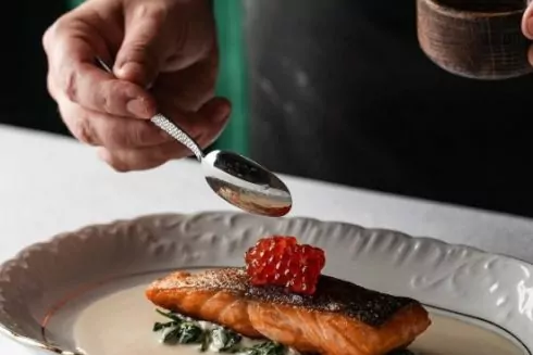 В центре Киева заработал ресторан Emerald с европейскими и азиатскими блюдами