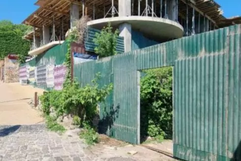 Частину вулиці біля Андріївського узвозу забудовник знову відгородив парканом