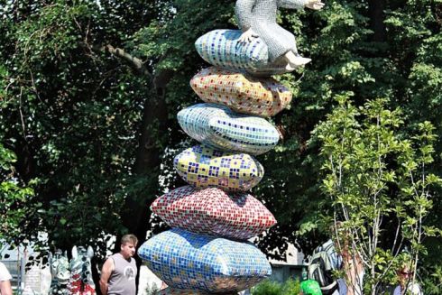 Кияни закликають відновити скульптуру "дівчина на подушках" на Пейзажній алеї – петиція