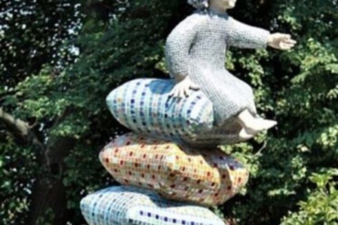 У Київраді не підтримали петицію щодо повернення скульптури "Дівчинка на подушках" на Пейзажку