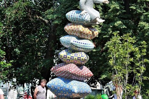 На Пейзажній алеї демонтували скульптуру "дівчина на подушках"