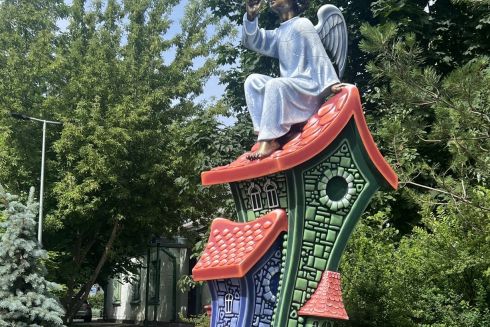 На Пейзажній алеї на місці демонтованої "дівчини на подушках" встановили нову скульптуру