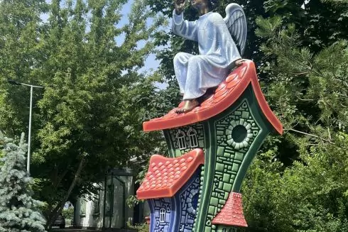 На Пейзажній алеї на місці демонтованої "дівчини на подушках" встановили нову скульптуру