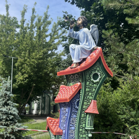 На Пейзажній алеї на місці демонтованої "дівчини на подушках" встановили нову скульптуру
