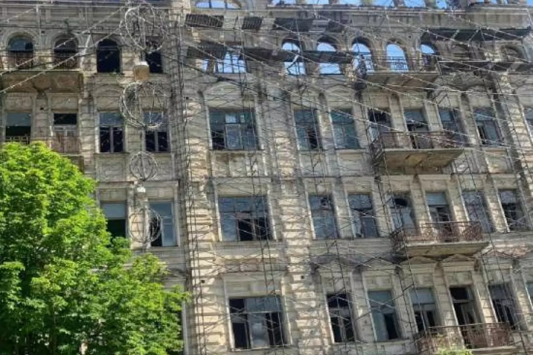 Біля Золотих воріт почали розбирати пам&rsquo;ятку історії та архітектури, яка була закрита банером