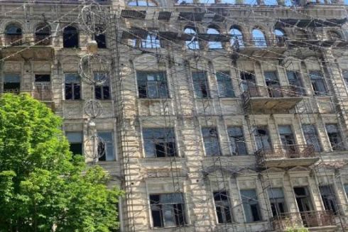 Біля Золотих воріт почали розбирати пам&rsquo;ятку історії та архітектури, яка була закрита банером