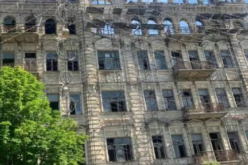 Біля Золотих воріт почали розбирати пам&rsquo;ятку історії та архітектури, яка була закрита банером