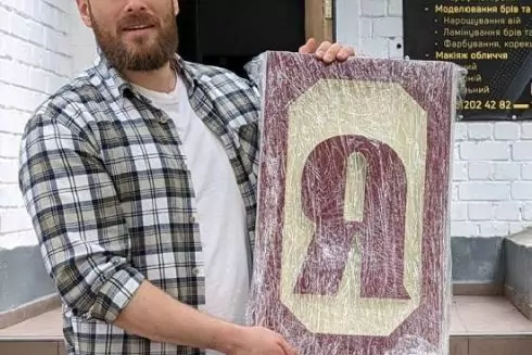 Активісти завершили реставрацію історичної вивіски &ldquo;Перукарня&rdquo; на Подолі: фото