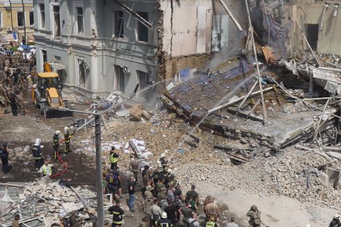 Після ракетного удару сотні киян з'їхалися до Охматдиту, щоб допомогти постраждалим: фото