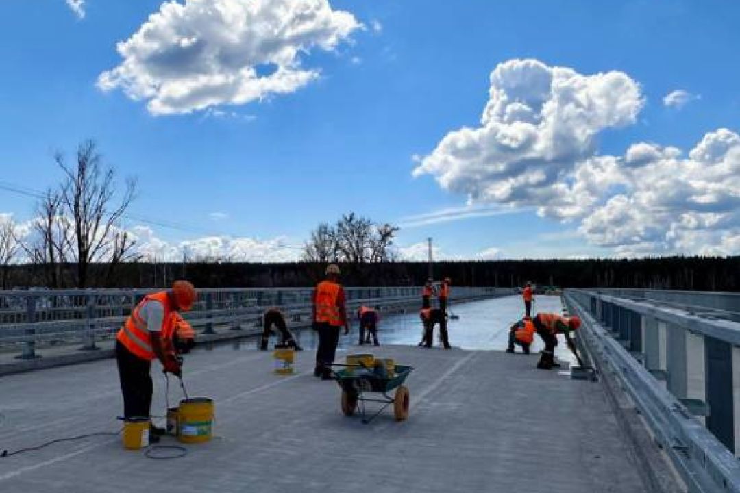 На Київщині відновлюють пошкоджений міст через річку Ірпінь: коли відкриють рух