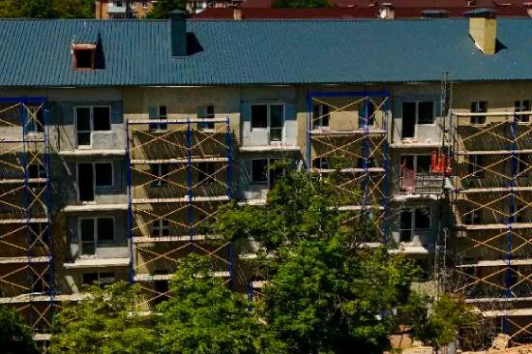 На Київщині відновлюють п&rsquo;ятиповерхівку, яка постраждала від атаки рф: фото