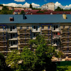 На Київщині відновлюють п’ятиповерхівку, яка постраждала від атаки рф: фото