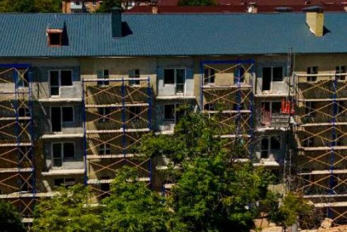 На Київщині відновлюють п&rsquo;ятиповерхівку, яка постраждала від атаки рф: фото