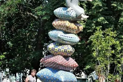 Чому демонтували скульптуру &ldquo;дівчина на подушках&rdquo; на Пейзажній алеї &ndash; відповідь депутатки Київради