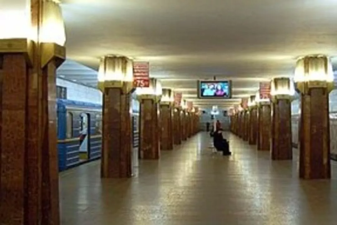 На станції "Героїв Дніпра" зафарбували георгіївську стрічку