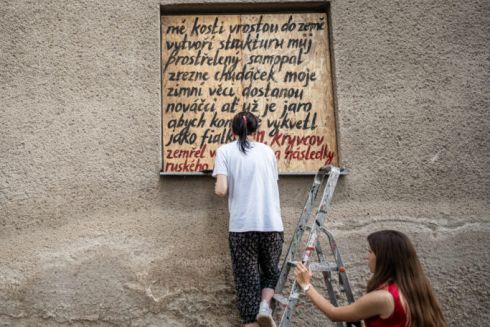 Поезія Максима Кривцова та Вікторії Амеліної з'явилася на стінах творчого центру у Чехії