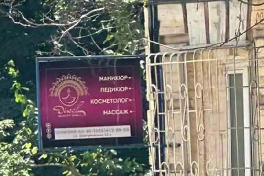 Біля Національного цирку демонтували незаконну рекламу: частина була встановлена на фасадах пам'яток