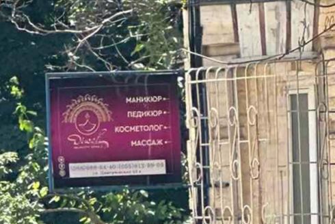 Біля Національного цирку демонтували незаконну рекламу: частина була встановлена на фасадах пам'яток