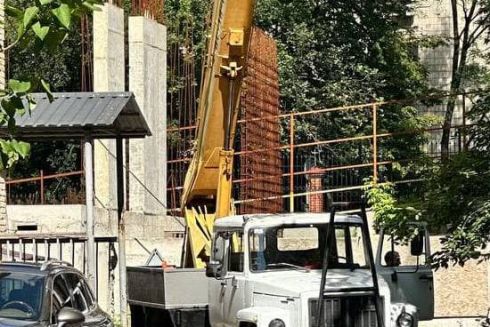 До садиби Зеленських знову привезли будівельну техніку &mdash; активісти