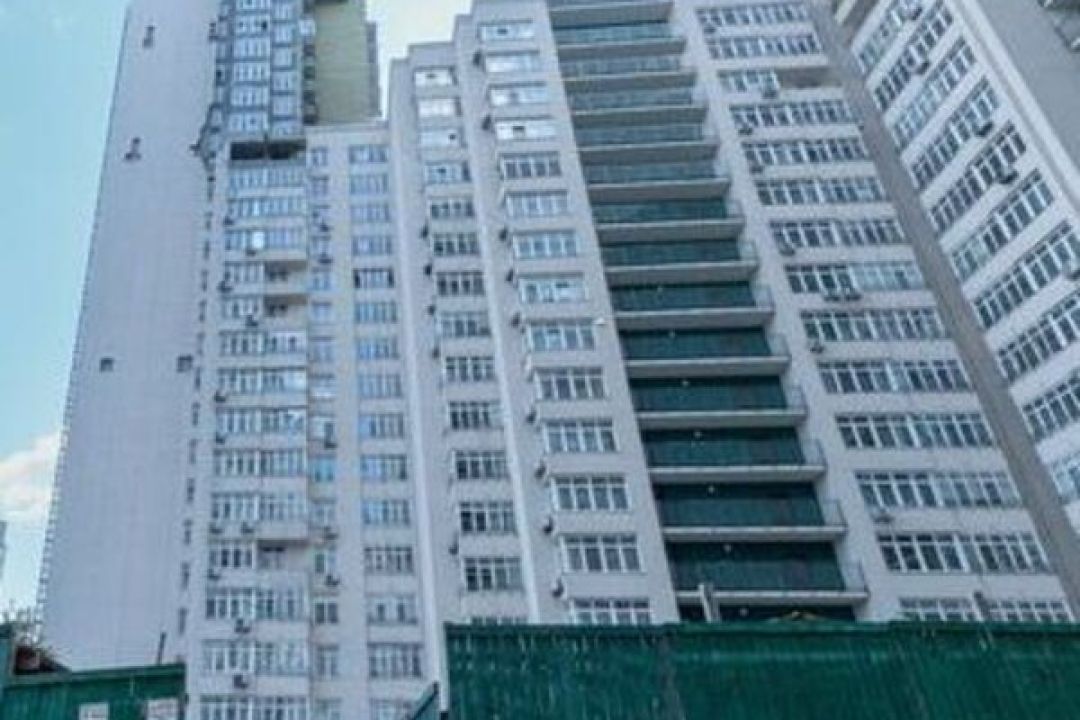 У постраждалий від ракети будинок на Солом'янці скоро зможуть повернутися мешканці: на якому етапі роботи