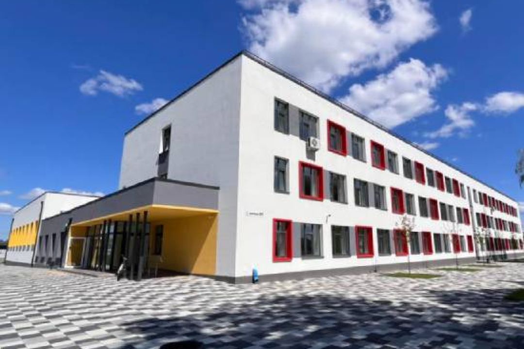 Дивіться, як виглядає відновлений ліцей у Бородянці: фото